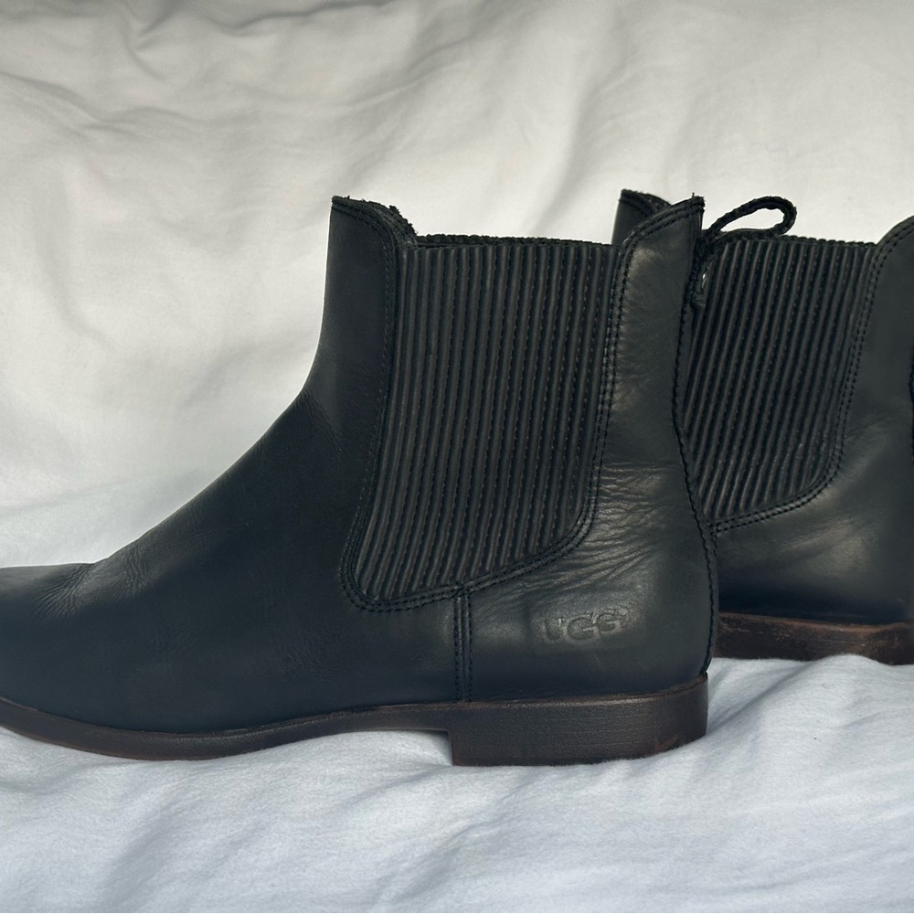 UGG Black Australian Leather Chelsea Boots perfect for spring